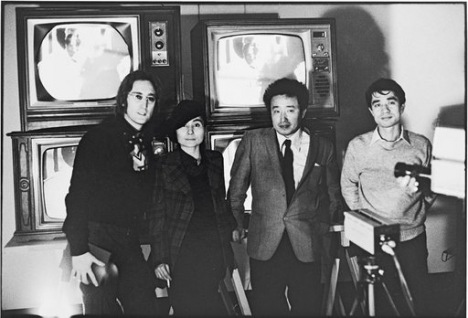 Nam June Paik dengan John Lennon, Yoko Ono, dan Shuya Abe di Galeria Bonino, pada 1971.